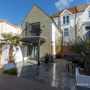 perfect-lux-beachfront-house-with-balcony-bournemouth.bournemouth-hotels.org/